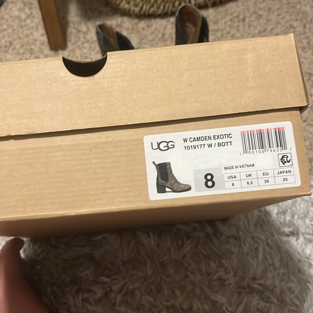 Super Cute Uggs - image 7